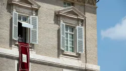 Le pape François donne le message de l'Angélus depuis une fenêtre donnant sur la place Saint-Pierre. Vatican Media / 