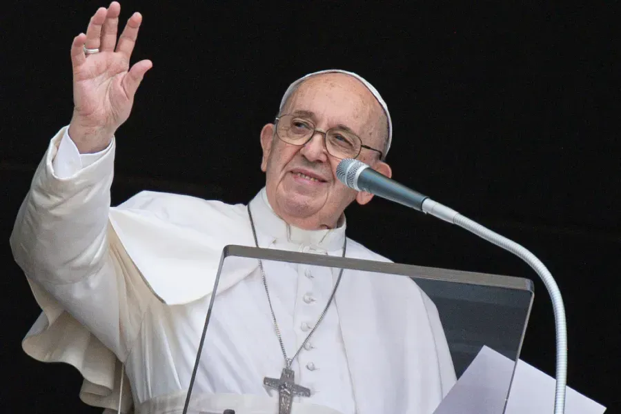 Le pape François salue les pèlerins lors de l'Angélus au Vatican, le 2 août 2021. Vatican Media.