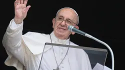 Le pape François salue les pèlerins lors de l'Angélus au Vatican, le 2 août 2021. Vatican Media. / 