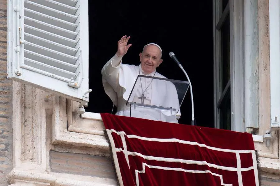 Le pape François délivre un discours de l'Angélus depuis une fenêtre donnant sur la place Saint-Pierre. Vatican Media.