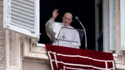 Le pape François délivre un discours de l'Angélus depuis une fenêtre donnant sur la place Saint-Pierre. / Vatican Media.