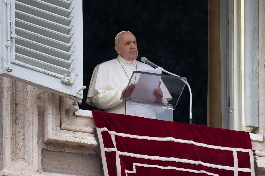 Le Pape François photographié à sa fenêtre donnant sur la place Saint-Pierre lors de l'Angélus. / Vatican Media.
