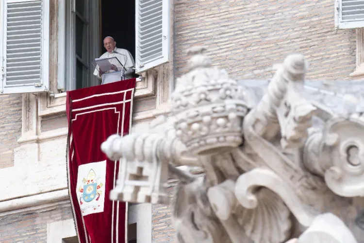 Le Pape François prononce son discours lors du Regina Cœli dans la bibliothèque du Palais Apostolique / Vatican Media.