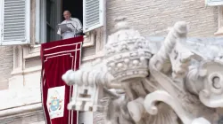 Le Pape François prononce son discours lors du Regina Cœli dans la bibliothèque du Palais Apostolique / Vatican Media. / 