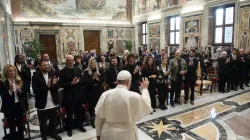 Le pape François a rencontré les participants et les organisateurs d'un concours d'écriture de chansons de Noël au Vatican le 22 novembre 2021. Vatican Media / 