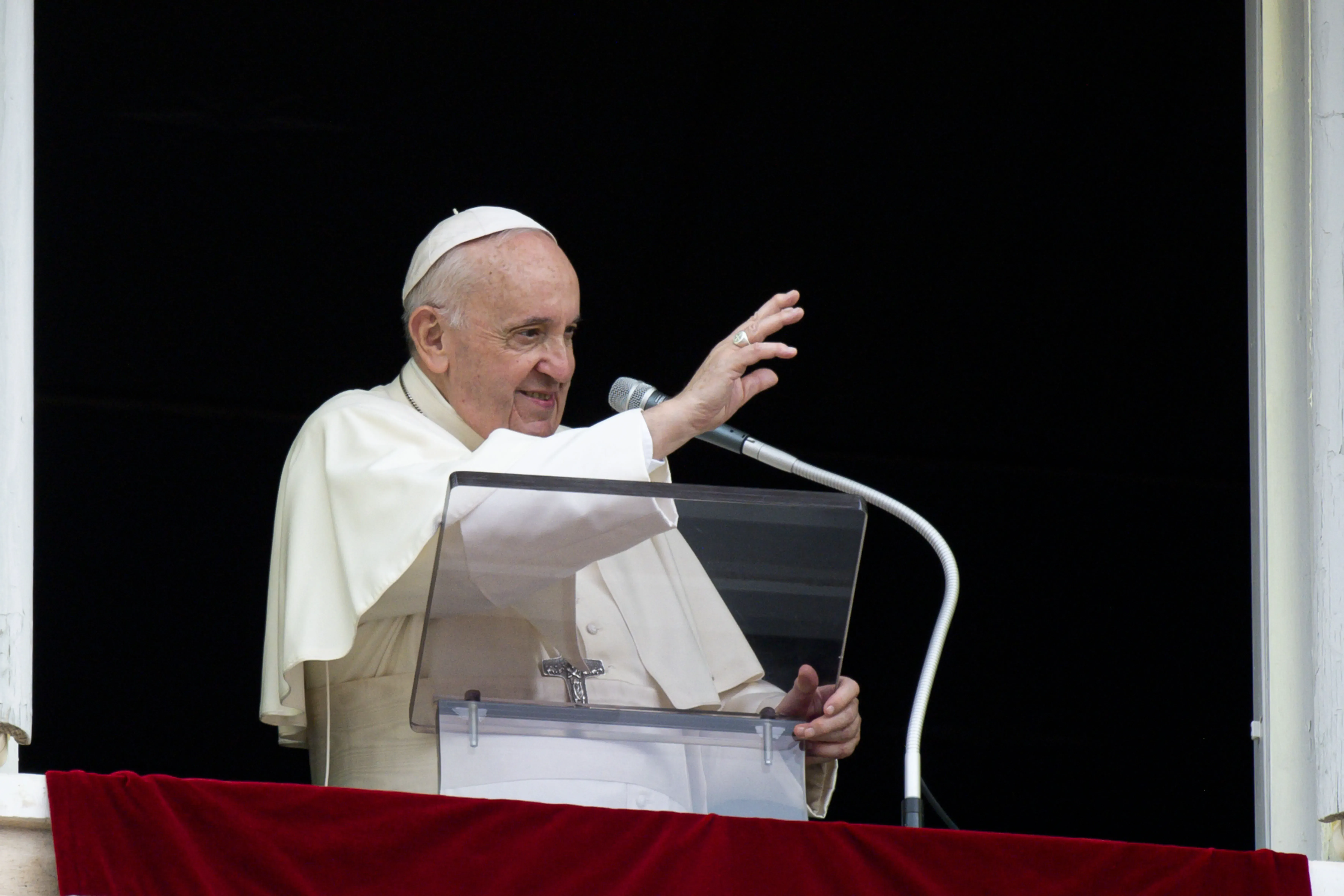 Le pape François salue pendant l'Angélus le 26 septembre 2021. Vatican Media