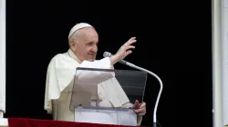 Le pape François salue pendant l'Angélus le 26 septembre 2021. Vatican Media / 