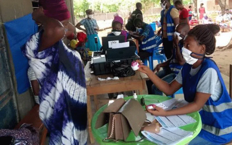 Quelques Ghanéens en train de remplir des formalités lors de l'exercice pilote d'inscription des électeurs de la Commission électorale qui a eu lieu dans les 16 régions du pays. Commission électorale du Ghana.