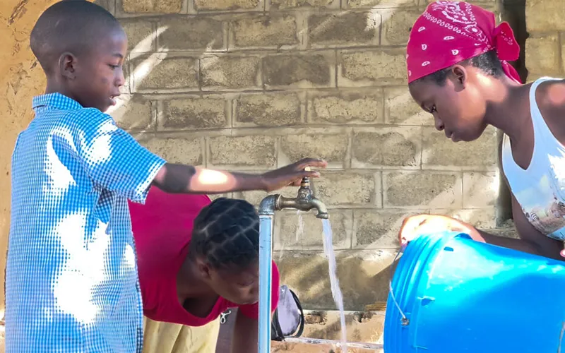Le projet "Clean Water Initiative" des Missions Salésiennes en Zambie a fourni un nouveau forage, un réservoir de 22 pieds de haut, une pompe solaire et un réseau de réticulation d'eau dans les locaux de la paroisse. Crédit : Missions salésiennes