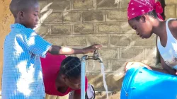 Le projet "Clean Water Initiative" des Missions Salésiennes en Zambie a fourni un nouveau forage, un réservoir de 22 pieds de haut, une pompe solaire et un réseau de réticulation d'eau dans les locaux de la paroisse. Crédit : Missions salésiennes / 