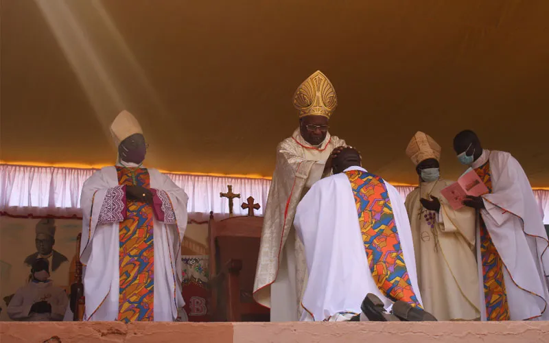 Le cardinal Gabriel Zubeir Wako imposant les mains à Mgr Matthew Remijio Adam Gbitiku, évêque du diocèse de Wau, lors de son ordination épiscopale le 24 janvier 2021 ACI Afrique