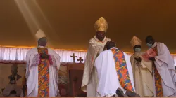 Le cardinal Gabriel Zubeir Wako imposant les mains à l'évêque Matthew Remijio Adam Gbitiku du diocèse de Wau lors de son ordination épiscopale le 24 janvier 2021 / ACI Afrique