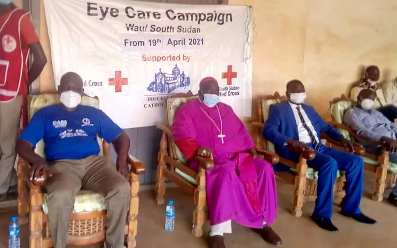 Mgr Matthew Remijio Adam Gbitiku, évêque du diocèse de Wau au Soudan du Sud, lors du lancement de l'opération chirurgicale de la cataracte. Crédit : ACI Afrique