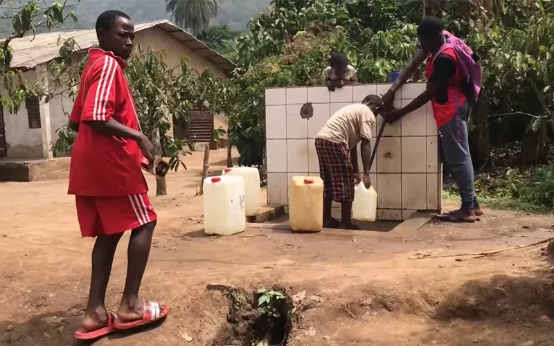 Une des fontaines d'eau créées par Global Compassion, une organisation à but non lucratif au Cameroun.