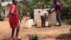 Une des fontaines d'eau créées par Global Compassion, une organisation à but non lucratif au Cameroun. / 