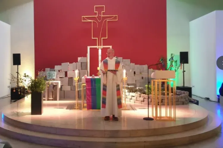 Un service de bénédiction dans le cadre d'une journée d'action en défi à la décision du Vatican sur les unions de même sexe dans l'église de la jeunesse à Würzburg, en Allemagne, le 10 mai 2021./ Gehrig/CNA Deutsch.