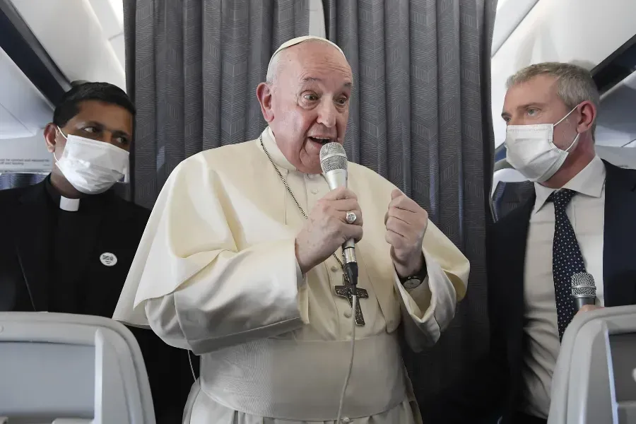 Le pape François s'exprime lors d'une conférence de presse en vol sur le trajet Athènes-Rome, le 6 décembre 2021. Vatican Media.
