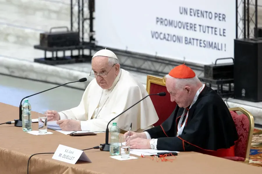 Le pape François s'adresse au Symposium théologique international sur le sacerdoce dans la salle Paul VI du Vatican, le 17 février 2022. Daniel Ibáñez/CNA.