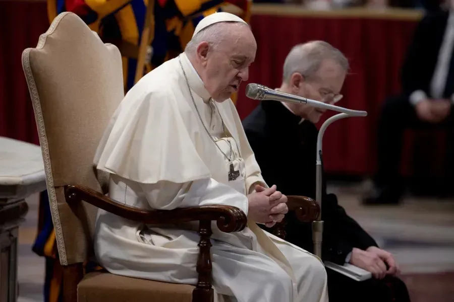Le pape François prie pour les enfants en Ukraine, le 16 mars 2022. Daniel Ibáñez/CNA