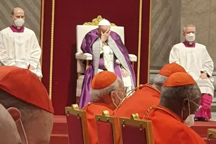 Le pape François prie pendant l'office pénitentiel à la basilique Saint-Pierre, le 25 mars 2022. Pool du Vatican.