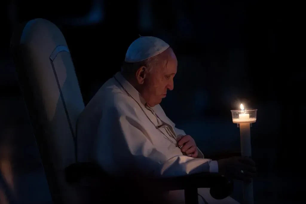 Le pape François prie lors de la messe de la Veillée pascale dans la basilique Saint-Pierre, le 16 avril 2022. Daniel Ibanez/CNA