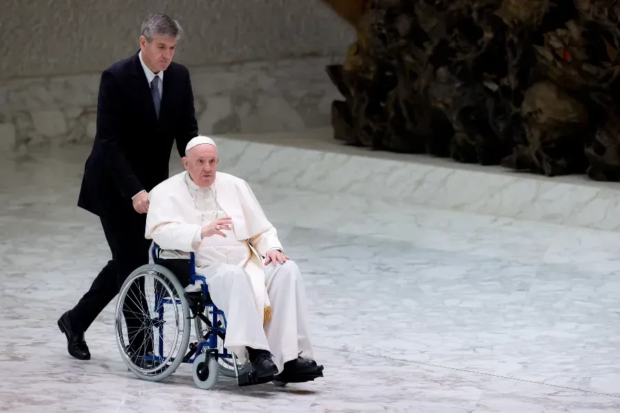 Le pape François entre dans la salle Paul VI du Vatican en fauteuil roulant, le 5 mai 2022. Daniel Ibáñez/CNA.