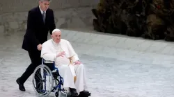 Le pape François entre dans la salle Paul VI du Vatican en fauteuil roulant, le 5 mai 2022. Daniel Ibáñez/CNA. / 
