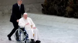 Le pape François entre dans la salle Paul VI du Vatican en fauteuil roulant, le 5 mai 2022. | Daniel Ibáñez/CNA. / 
