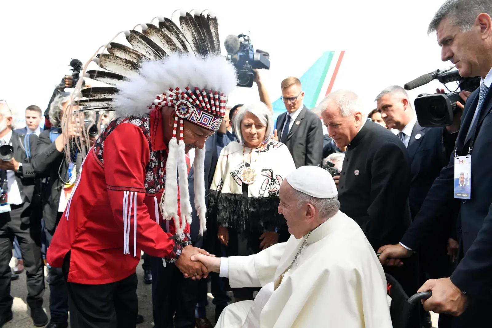 Le pape François est accueilli par un représentant des peuples autochtones du Canada à son arrivée à Edmonton, Alberta, le 24 juillet 2022, au début de sa visite de six jours au Canada. Vatican Medi