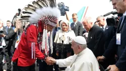 Le pape François est accueilli par un représentant des peuples autochtones du Canada à son arrivée à Edmonton, Alberta, le 24 juillet 2022, au début de sa visite de six jours au Canada. Vatican Medi / 