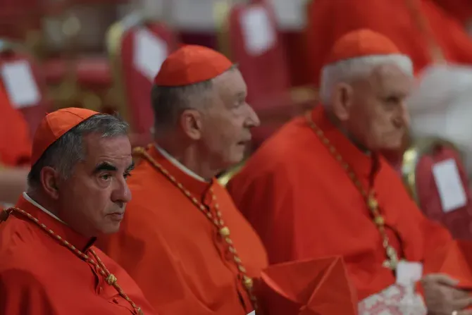 Le cardinal Angelo Becciu (à gauche) lors du consistoire dans la basilique Saint-Pierre, le 27 août 2022. | Daniel Ibáñez / CNA