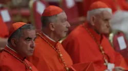 Le cardinal Angelo Becciu (à gauche) lors du consistoire dans la basilique Saint-Pierre, le 27 août 2022. | Daniel Ibáñez / CNA / 