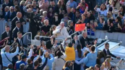 Des pèlerins brandissent un drapeau chinois lors de l'audience générale avec le Pape François, 12 octobre 2022. | Vatican Media. / 
