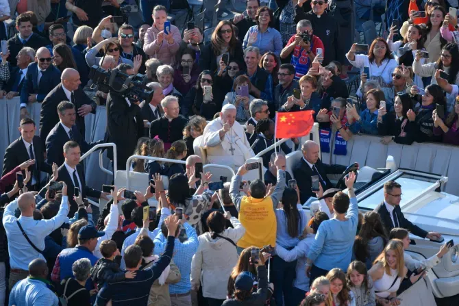 Des pèlerins brandissent un drapeau chinois lors de l'audience générale avec le Pape François, 12 octobre 2022. | Vatican Media. / 