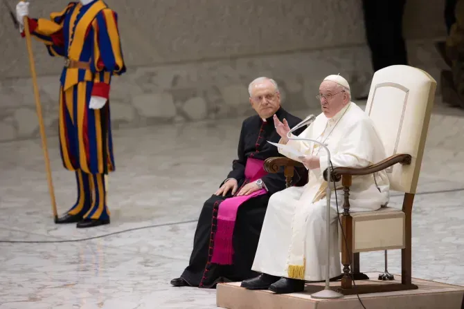Le pape François donne son message lors de l'audience générale hebdomadaire dans la salle Paul VI du Vatican, le 4 janvier 2023 | Daniel Ibanez/CNA / 