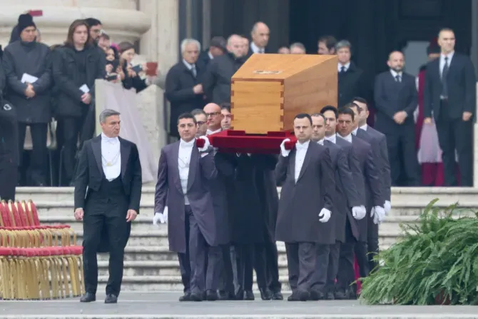Le cercueil du pape émérite Benoît XVI est transporté sur la place Saint-Pierre avant la messe de ses funérailles, le 5 janvier 2023. | Daniel Ibañez/CNA
