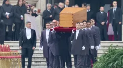 Le cercueil du pape émérite Benoît XVI est transporté sur la place Saint-Pierre avant la messe de ses funérailles, le 5 janvier 2023. | Daniel Ibañez/CNA / 