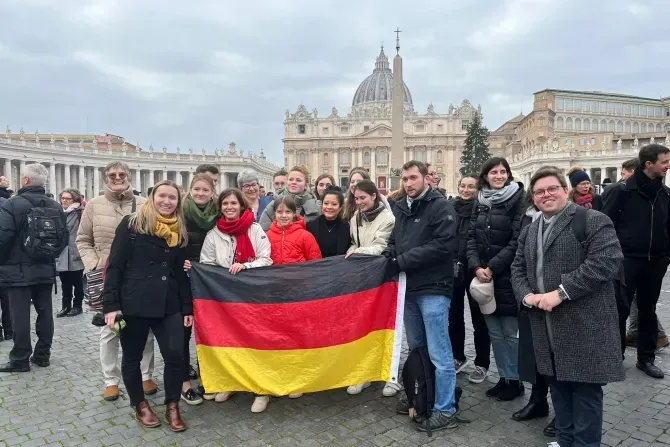 Tabea Schneider (à l'extrême gauche) avec un groupe d'autres pèlerins qui ont voyagé pendant 20 heures en bus depuis Cologne, en Allemagne, pour assister aux funérailles du pape Benoît XVI, le 5 janvier 2023, sur la place Saint-Pierre au Vatican. | Courtney Mares / CNA