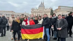 Tabea Schneider (à l'extrême gauche) avec un groupe d'autres pèlerins qui ont voyagé pendant 20 heures en bus depuis Cologne, en Allemagne, pour assister aux funérailles du pape Benoît XVI, le 5 janvier 2023, sur la place Saint-Pierre au Vatican. | Courtney Mares / CNA / 