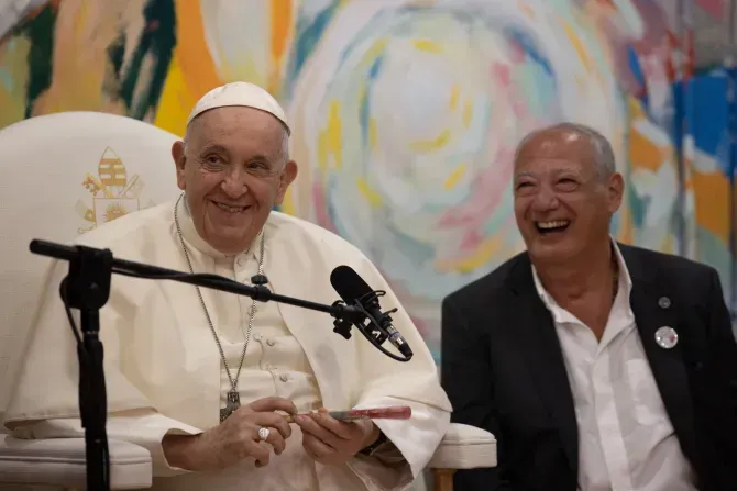 Le pape François et José María Del Corral, président du mouvement de jeunesse Scholas Occurrentes, sourient lors d'une réunion avec les volontaires du groupe à Cascais, au Portugal, le 3 août 2023. | Daniel Ibáñez/CNA