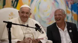 Le pape François et José María Del Corral, président du mouvement de jeunesse Scholas Occurrentes, sourient lors d'une réunion avec les volontaires du groupe à Cascais, au Portugal, le 3 août 2023. | Daniel Ibáñez/CNA / 