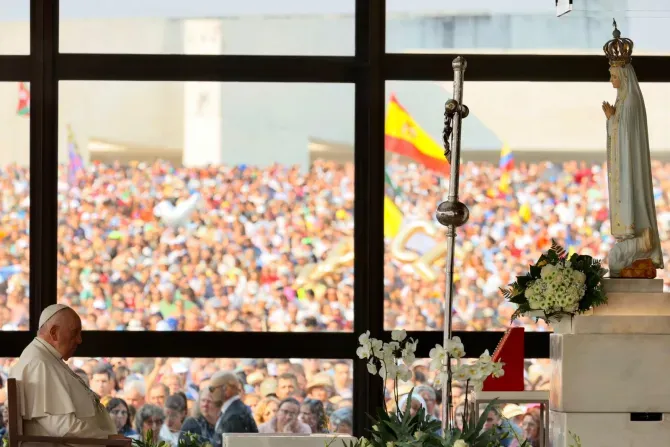Le pape François prie le rosaire à Fatima, au Portugal, avec des jeunes handicapés, le 5 août 2023. | Daniel Ibanez/CNA