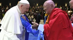 Khamba Nomun Khan, le chef du monastère Gandan à Ulaanbaatar, a accompagné le Pape François lors de son entrée à l'événement de dialogue interreligieux au théâtre Hun en Mongolie, le 3 septembre 2023. | Vatican Media / 