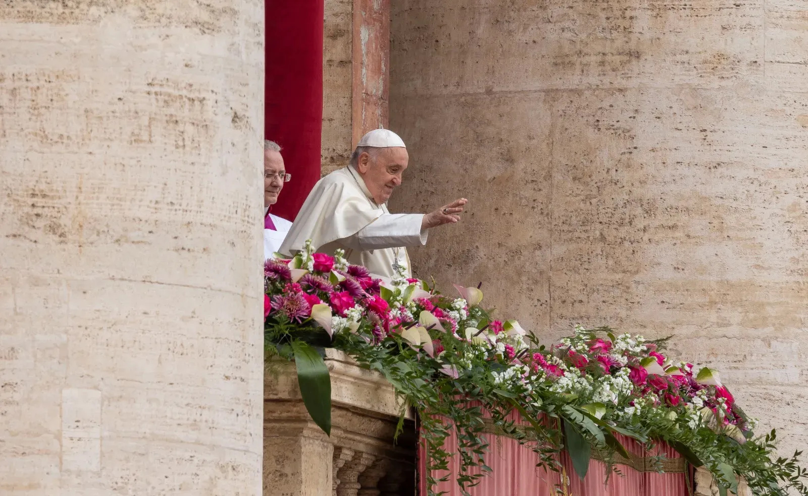 Le pape François donne sa bénédiction de Pâques urbi et orbi depuis la loggia centrale de la basilique Saint-Pierre, le 31 mars 2024.