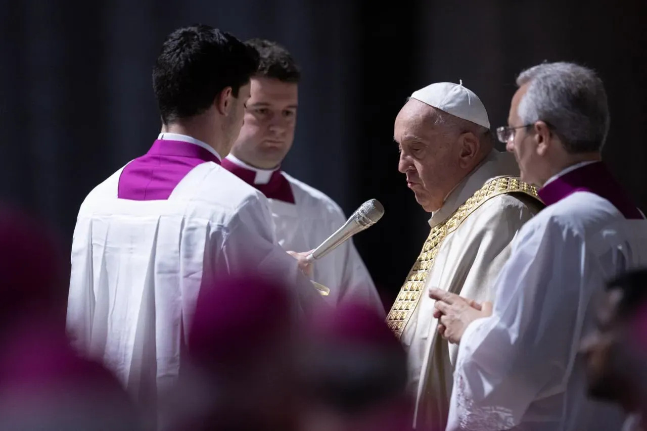 Le pape François s'adresse à la foule lors de la proclamation de la bulle papale « Spes non Confudit », signifiant « L'espoir ne déçoit pas », au Vatican le jeudi 9 mai 2024.