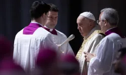 Le pape François s'adresse à la foule lors de la proclamation de la bulle papale « Spes non Confudit », signifiant « L'espoir ne déçoit pas », au Vatican le jeudi 9 mai 2024. / 