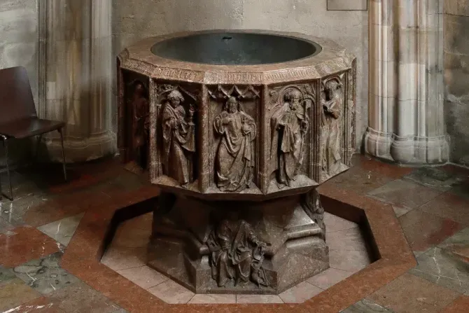 Fonts baptismaux de la cathédrale Saint-Étienne à Vienne, en Autriche. | Bwag via Wikipedia (CC BY-SA 4.0).