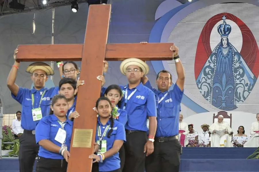 Les jeunes tiennent la croix de la Journée mondiale de la jeunesse au Panama en janvier 2019. Vatican Media.