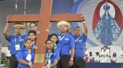 Les jeunes tiennent la croix de la Journée mondiale de la jeunesse au Panama en janvier 2019. / Vatican Media.