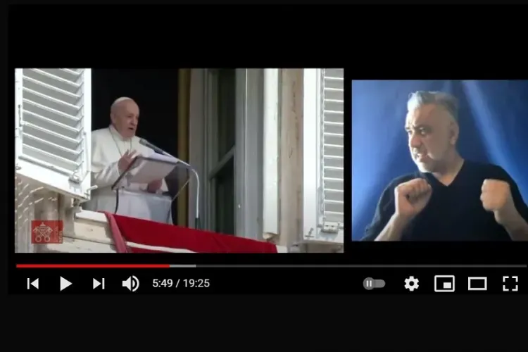 Interprétation en ASL du discours dominical Regina Cæli du pape François, le 18 avril 2021 / Capture d'écran YouTube.